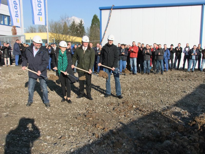 Spatenstich für Logistik- und Montagehalle