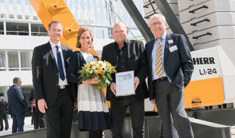 Glücklicher Gewinner übernimmt Schnelleinsatzkran