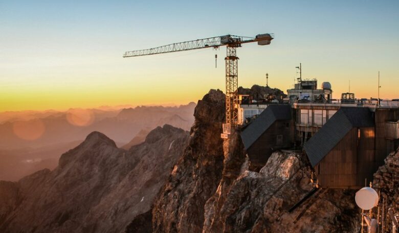 Baukran auf der Zugspitze einsatzbereit