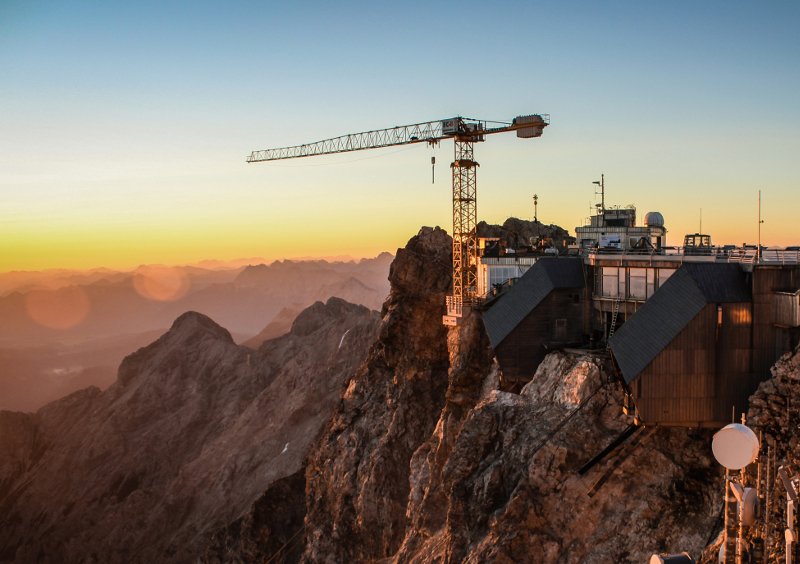 Baukran auf der Zugspitze einsatzbereit