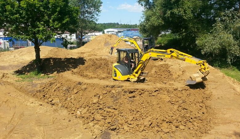 Minibagger modellieren neuen Bikepark