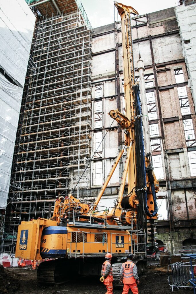 Bauer erledigt Gründung bei Londoner Industriedenkmal