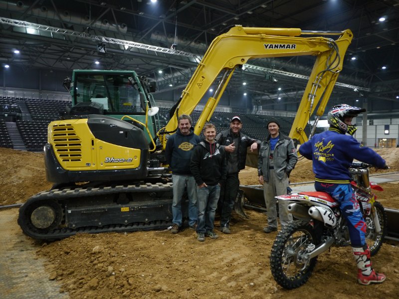 Kompaktbagger baut Indoor-Motocross-Strecke