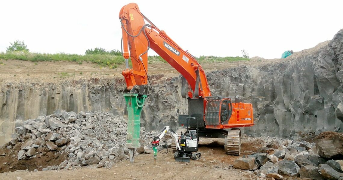 Bobcat E10 und Doosan DX700 mit Hydraulikhammer