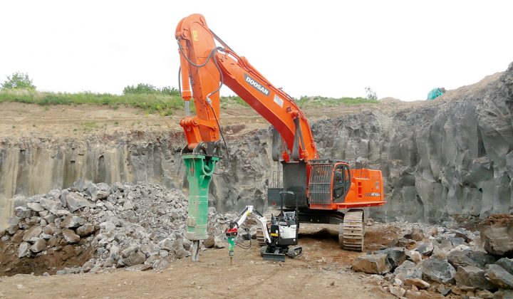 Bobcat E10 und Doosan DX700 mit Hydraulikhammer