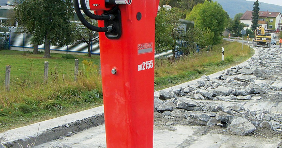 Hydraulikhammer Sandvik BR 2155 mit OilQuick-Schnellwechsler