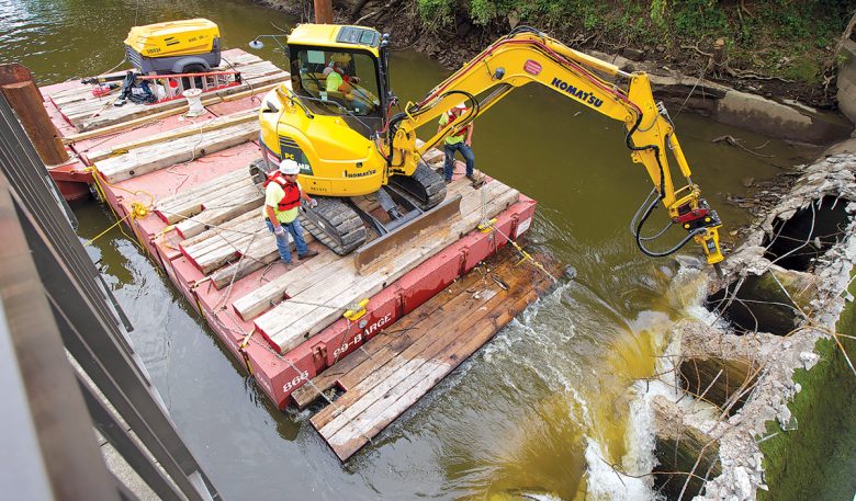 Komatsu-Bagger mit Atlas Copco-Hydraulikhammer SB552