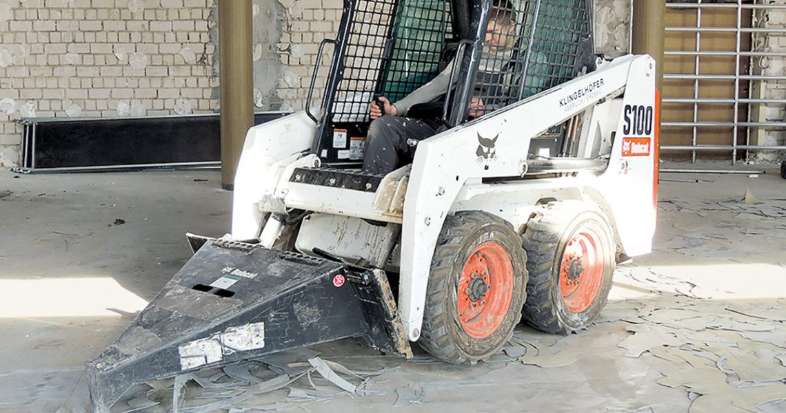 Kompaktlader Bobcat S100 mit Anbauschaber