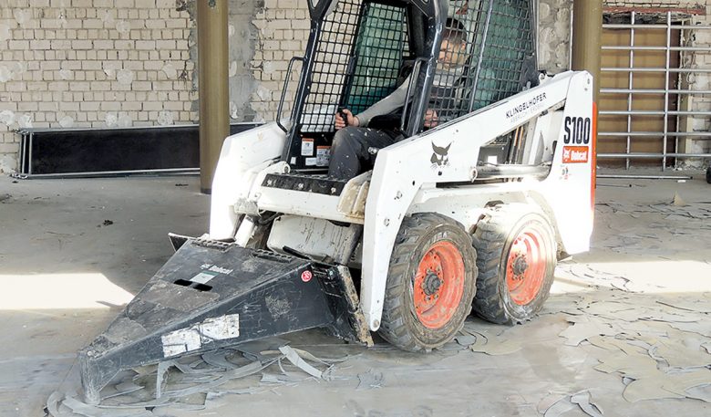 Kompaktlader Bobcat S100 mit Anbauschaber