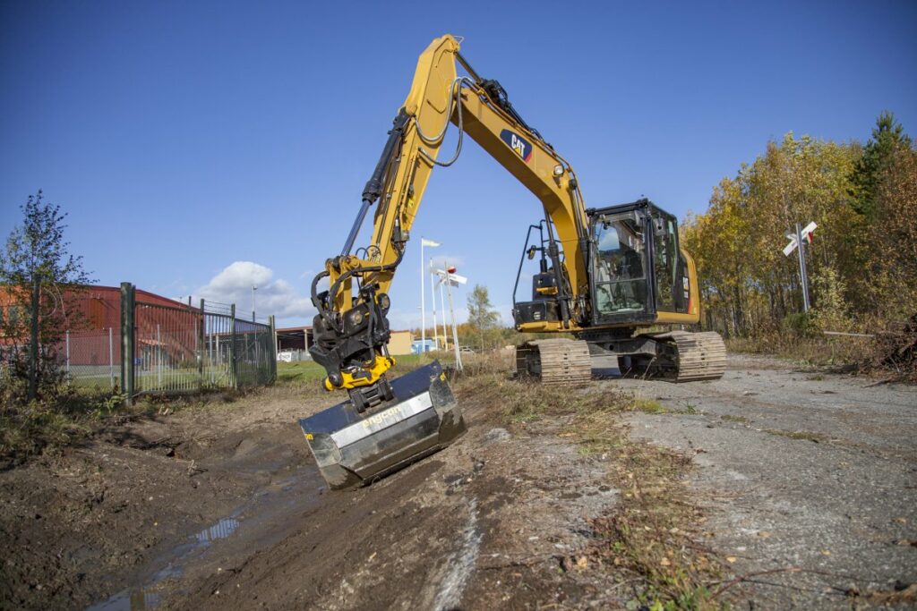 Cat Bagger mit Tiltrotator von Engcon und Leica Geosystems