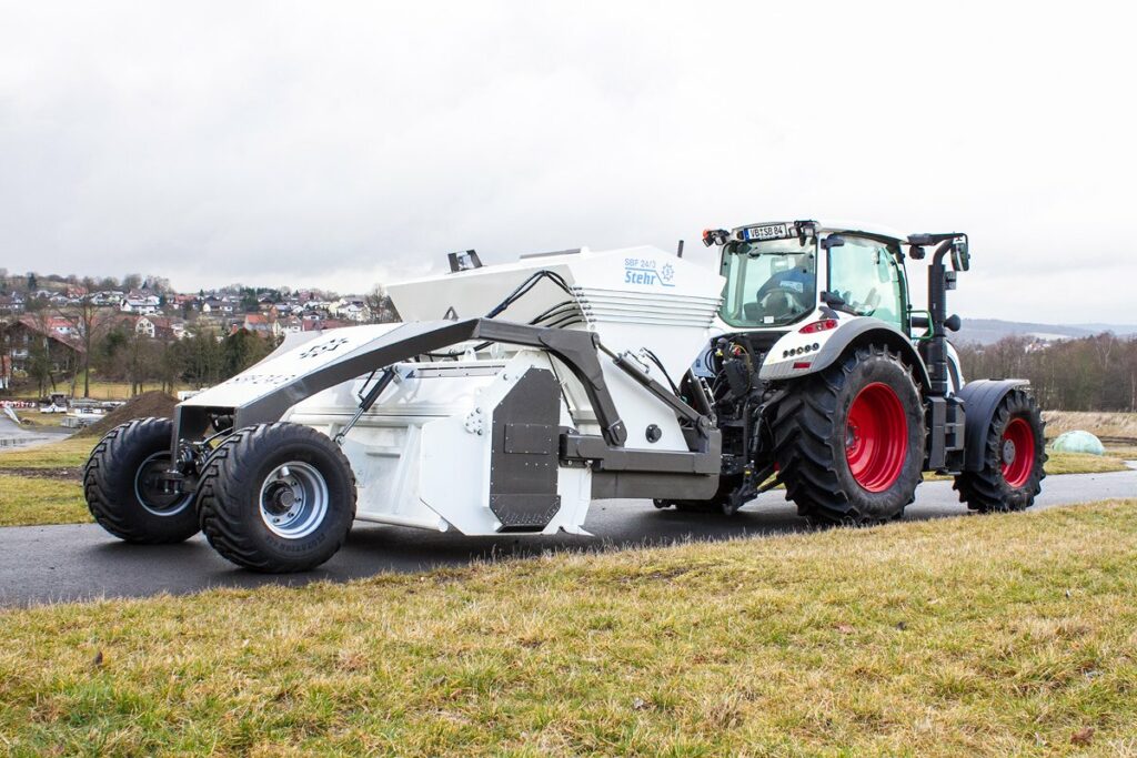 Traktor mit Stehr Bodenstabilisierungsfräse SBF24L
