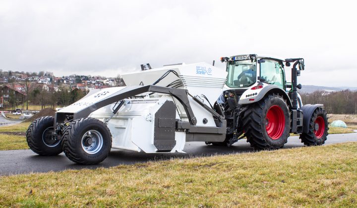 Traktor mit Stehr Bodenstabilisierungsfräse SBF24L