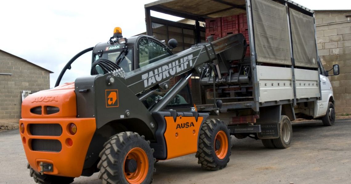 Ausa T204H Be- und Entladung LKW