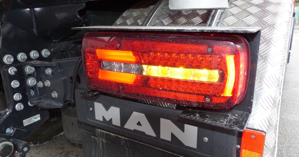 MAN TGX 33.520 D38 6x4 Rücklicht