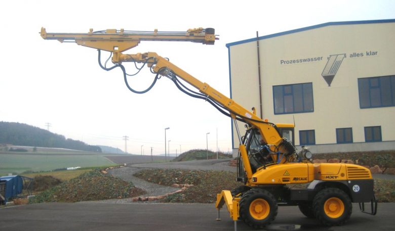 Mobilbagger Mecalac 12MXT mit Teleskopausleger und Bohrlafette