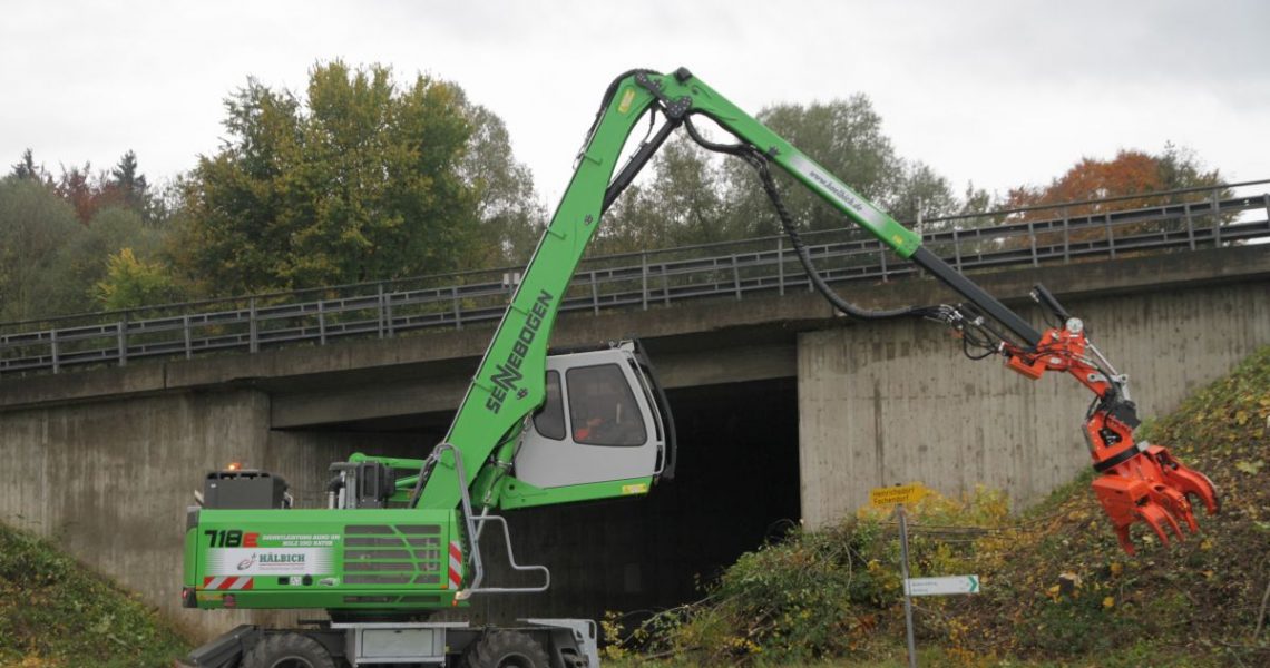 Mobilbagger Sennebogen 718 mit Teleskopstiel und Woodcracker-Schneidkopf