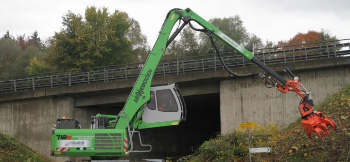 Mobilbagger Sennebogen 718 mit Teleskopstiel und Woodcracker-Schneidkopf