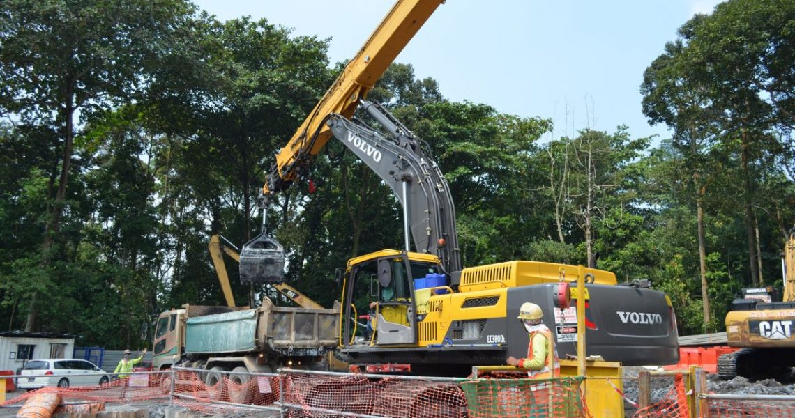 Raupenbagger Volvo EC380D mit Teleskoparm