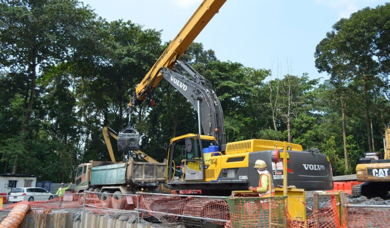 Raupenbagger Volvo EC380D mit Teleskoparm