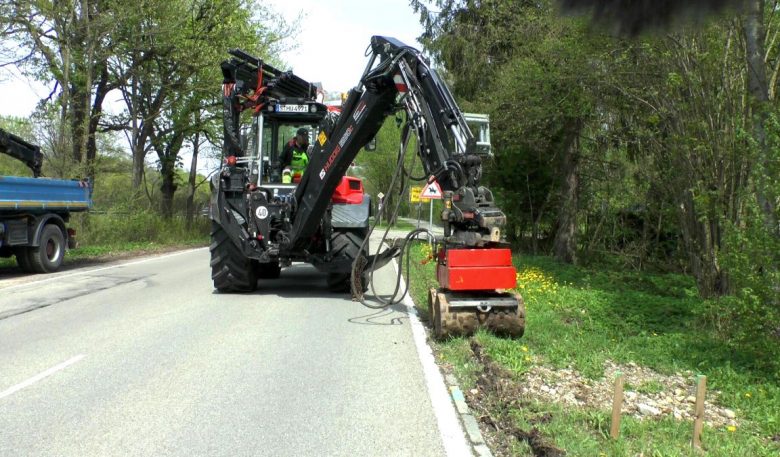 Baggerlader Huddig mit Vibrationswqalze Econtech