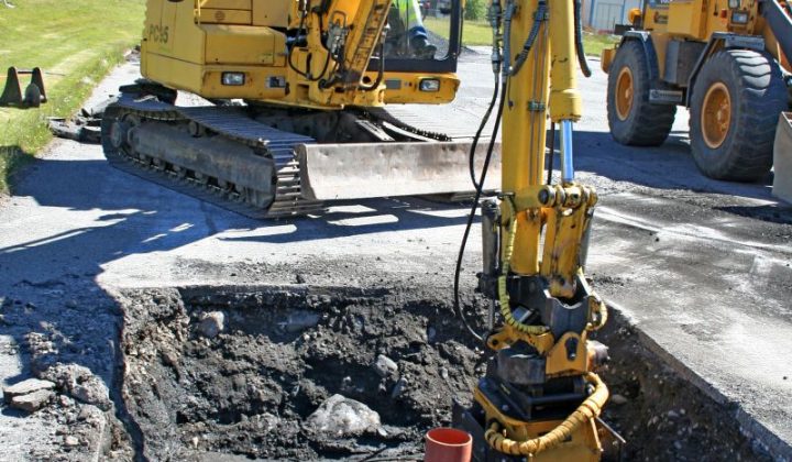 Komatsu-Bagger mit Anbauverdichter und Tiltrotator von Engcon