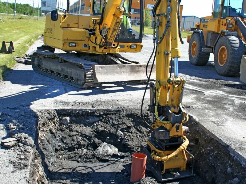 Komatsu-Bagger mit Anbauverdichter und Tiltrotator von Engcon