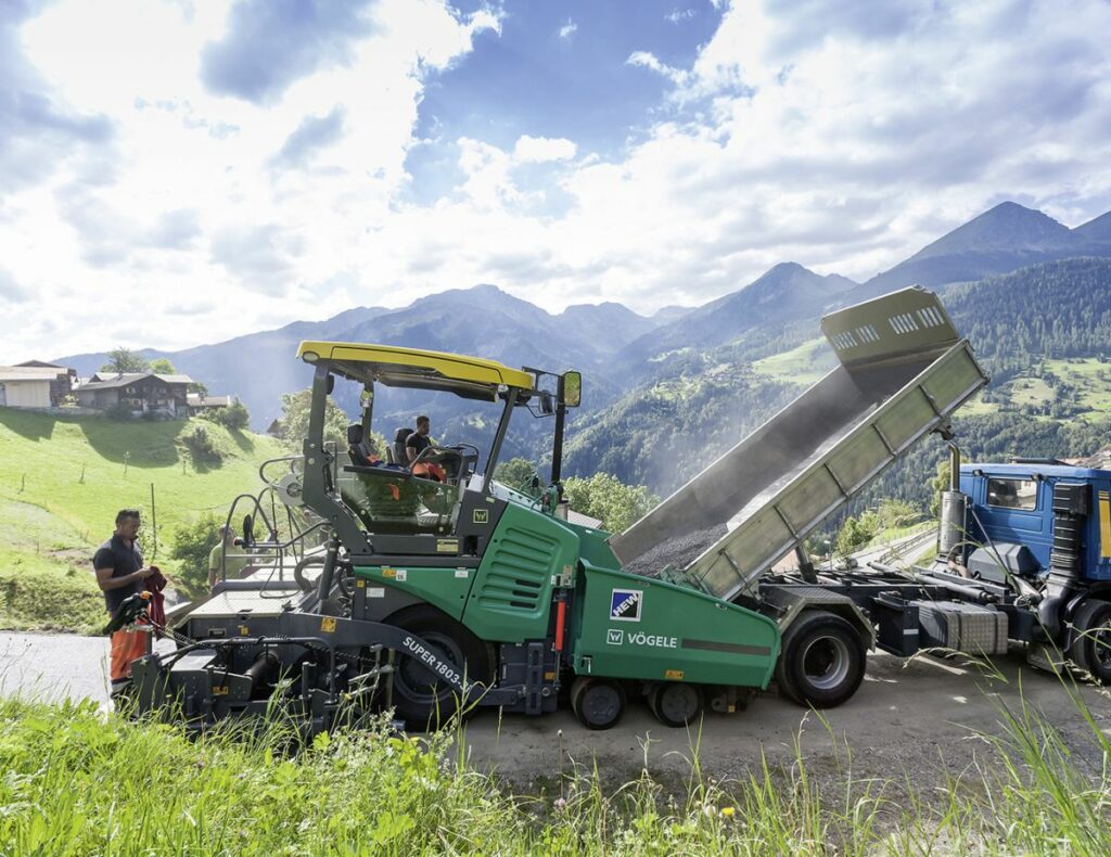 Vögele Radfertiger Super 1803-3i in den Schweizer Alpen