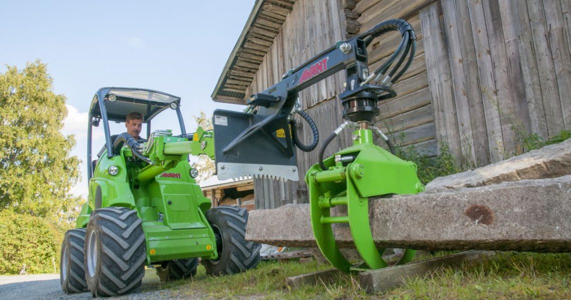 Avant-Lader mit hydraulischer Greifklammer