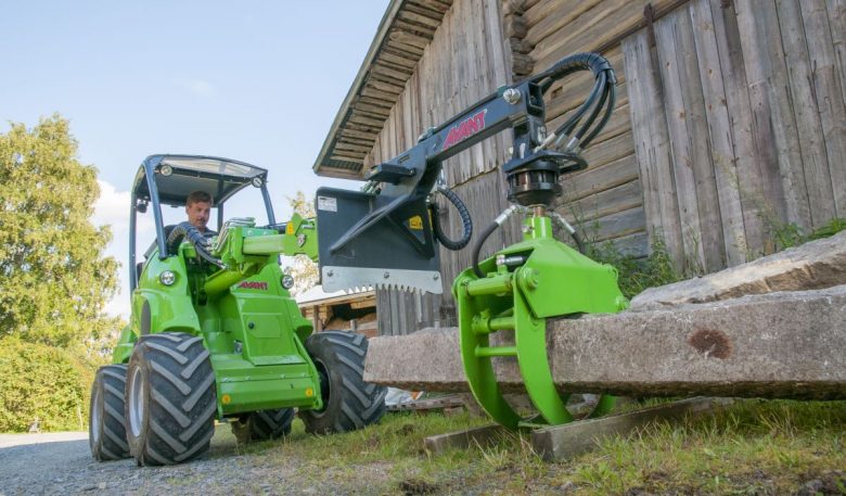 Avant-Lader mit hydraulischer Greifklammer