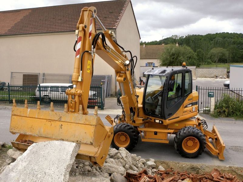 Case-Bagger mit 4-in1-Mehrzweckschaufel