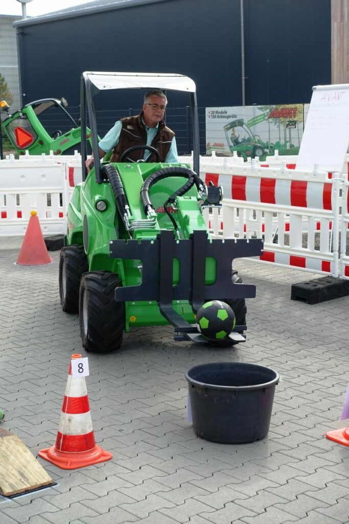 Expo für grüne Kraftpakete Avant Multifunktionslader im Geschicklichkeitsparcour