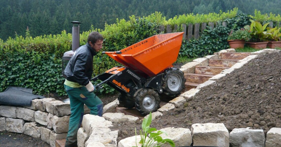 Muck-Truck auf steiler Treppe