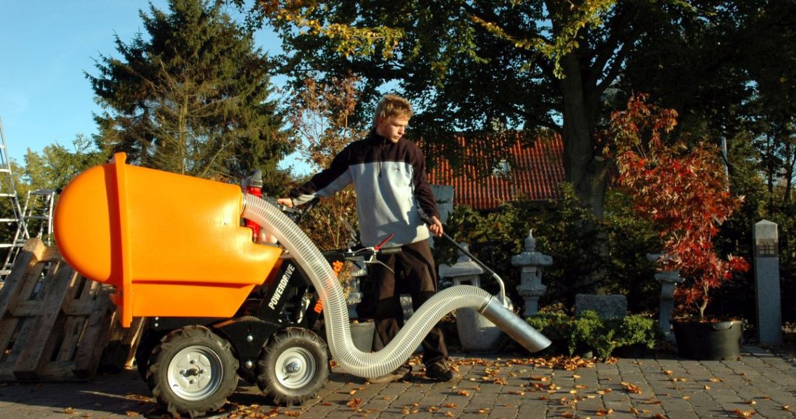 Muck-Truck Transporter mit Sonderzubehör zum Laubsauger verwandelt