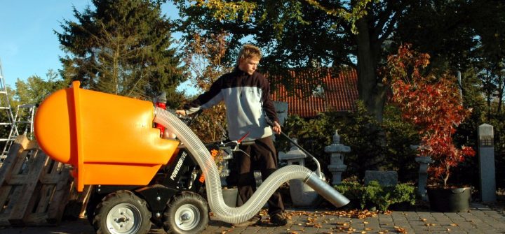 Muck-Truck Transporter mit Sonderzubehör zum Laubsauger verwandelt