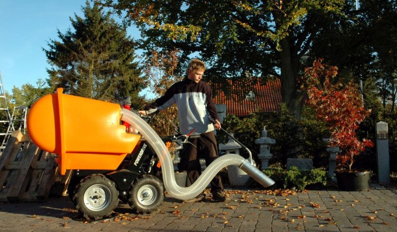 Muck-Truck Transporter mit Sonderzubehör zum Laubsauger verwandelt