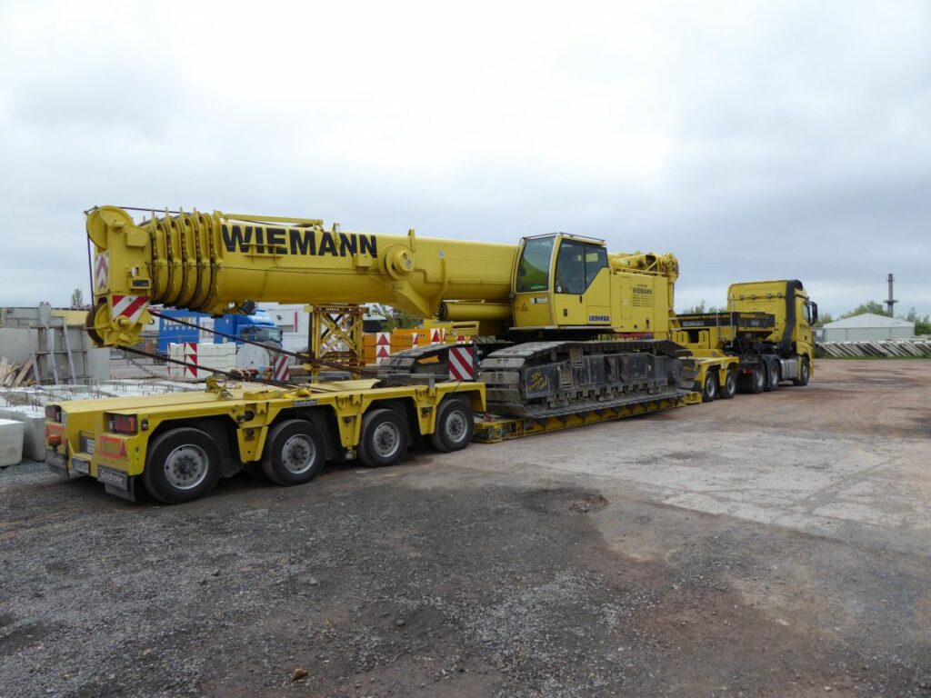 Goldhofer Kombinationssattel-Tiefbettauflieger Typ STZ-VP2+4 beladen mit Teleskop-Raupenkran LTR110 von Liebherr