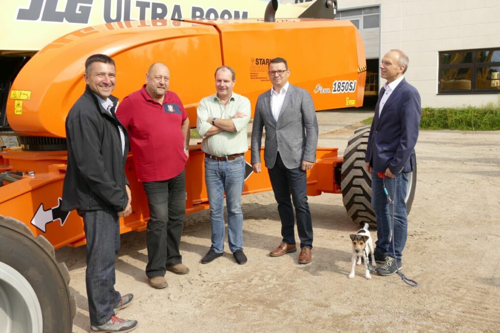 Übergabe begleiteten (von links) Thomas Müller (JLG), Peter Kalf (Niederlassungsleiter Rostock), Michael Lange (Niederlassungsleiter Hamburg), Stephan Kulawik (Geschäftsführer Starlift) sowie Carsten Sacher (JLG).