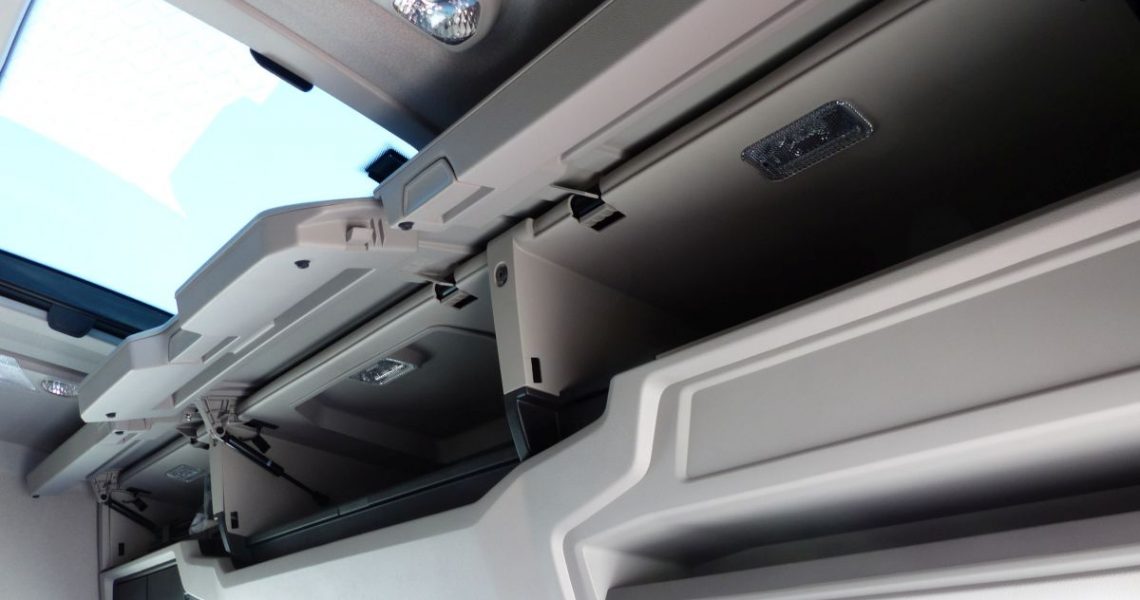 Scania G 450 XT 8x4 Ablagen mit Beleuchtung und Deckeln im Dachbereich