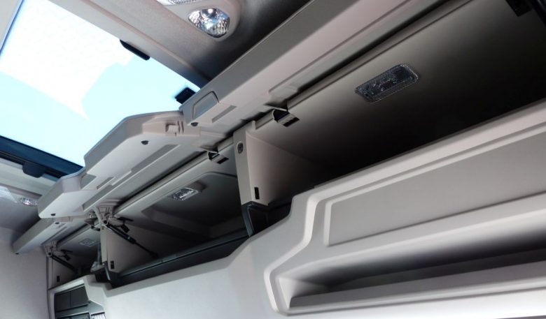 Scania G 450 XT 8x4 Ablagen mit Beleuchtung und Deckeln im Dachbereich