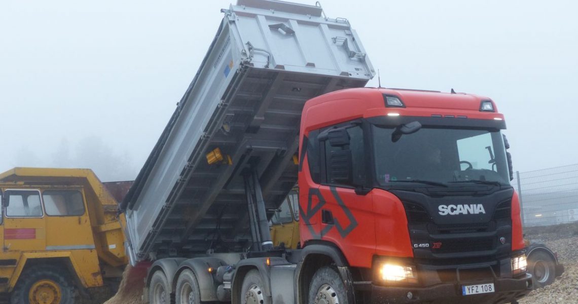 Scania G 450 XT 8x4 - Kleinmengen-Abgabe beim Schotterbetrieb