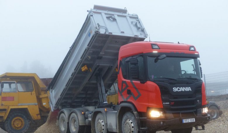 Scania G 450 XT 8x4 - Kleinmengen-Abgabe beim Schotterbetrieb