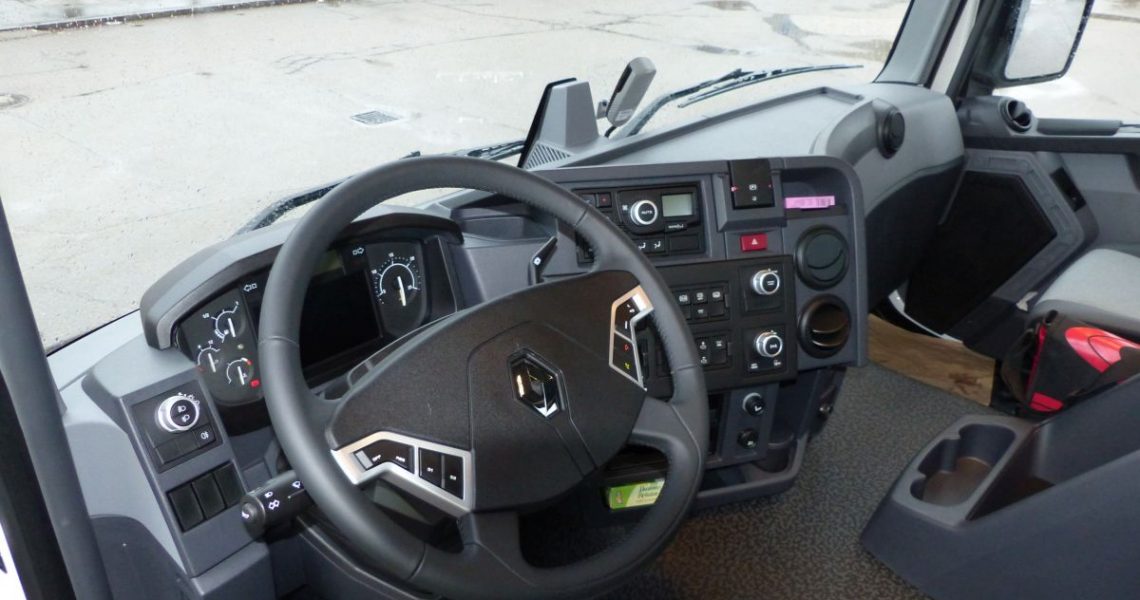 Cockpit des Renault C 440 8x