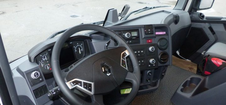 Cockpit des Renault C 440 8x