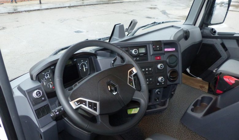 Cockpit des Renault C 440 8x