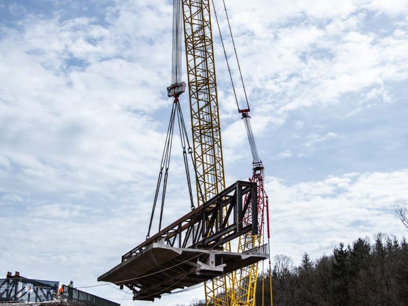 Gittermastkran mit 345 t schweren Brückensegmenten