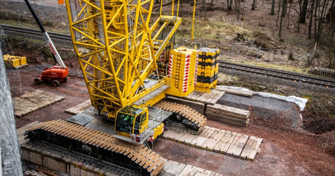 Befestigung des Bodens mit Beton und Bongossi-Schwellen