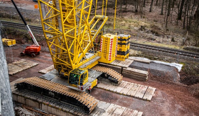 Befestigung des Bodens mit Beton und Bongossi-Schwellen