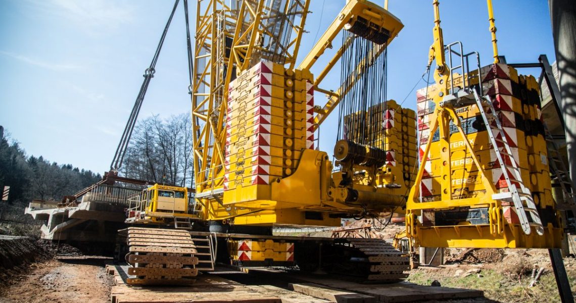 Stabilisierung mit 225t Gegengewicht und 325 t Superlift-Gegengewicht