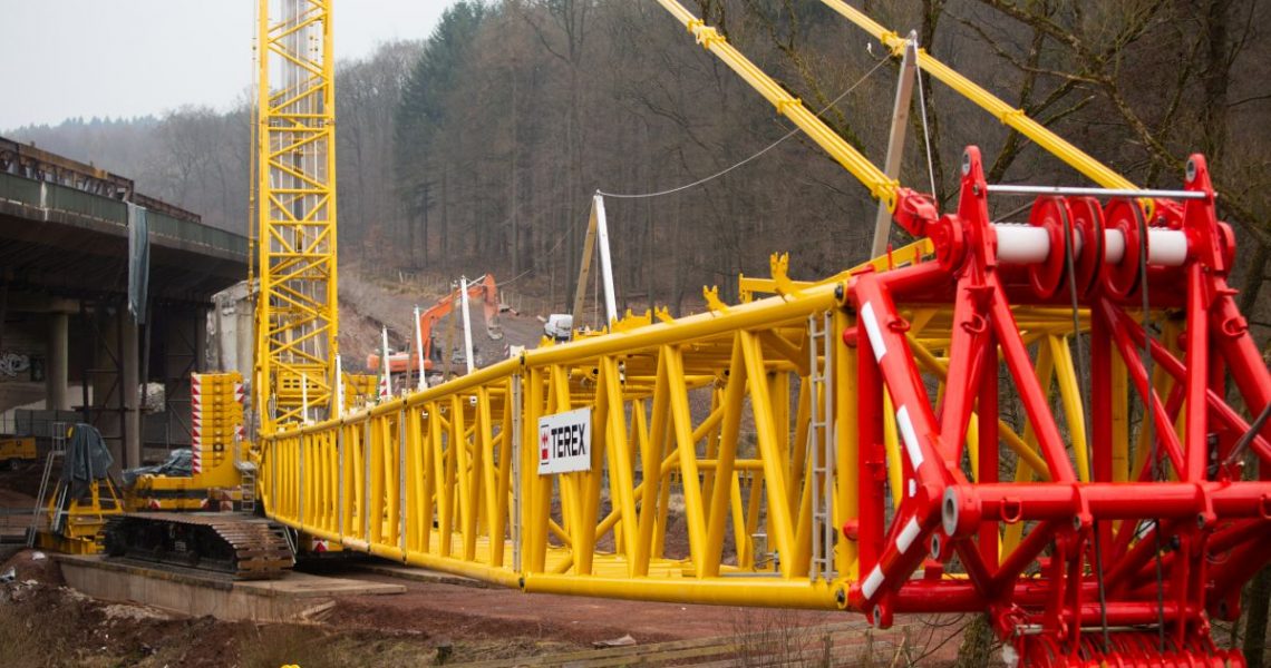 Logistische Meisterleistung beim Aufbau des Raupenkrans