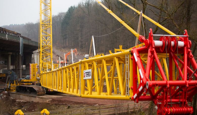 Logistische Meisterleistung beim Aufbau des Raupenkrans